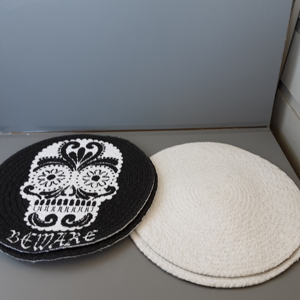 set of 4 round skull place mats and napkin holders - Picture 9 of 9